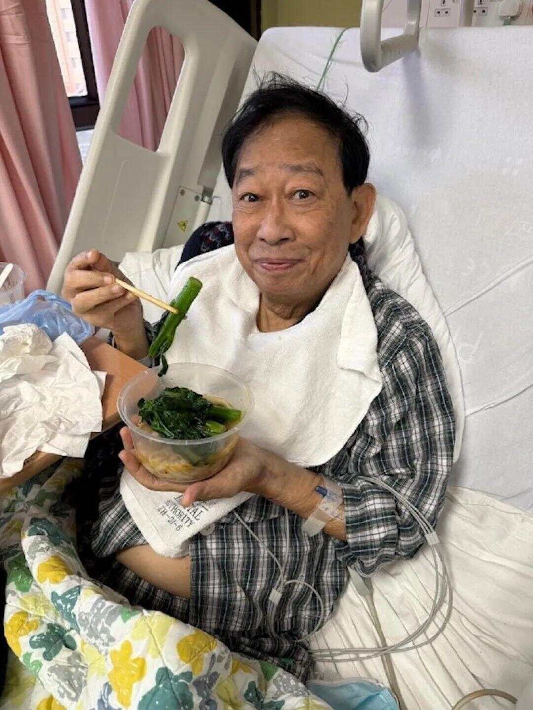 75岁港星公开征婚,身患多种疾病,曾在《唐伯虎点秋香》里饰演师爷-第2张图片 75岁港星公开征婚,身患多种疾病,曾在《唐伯虎点秋香》里饰演师爷-第2张图片
