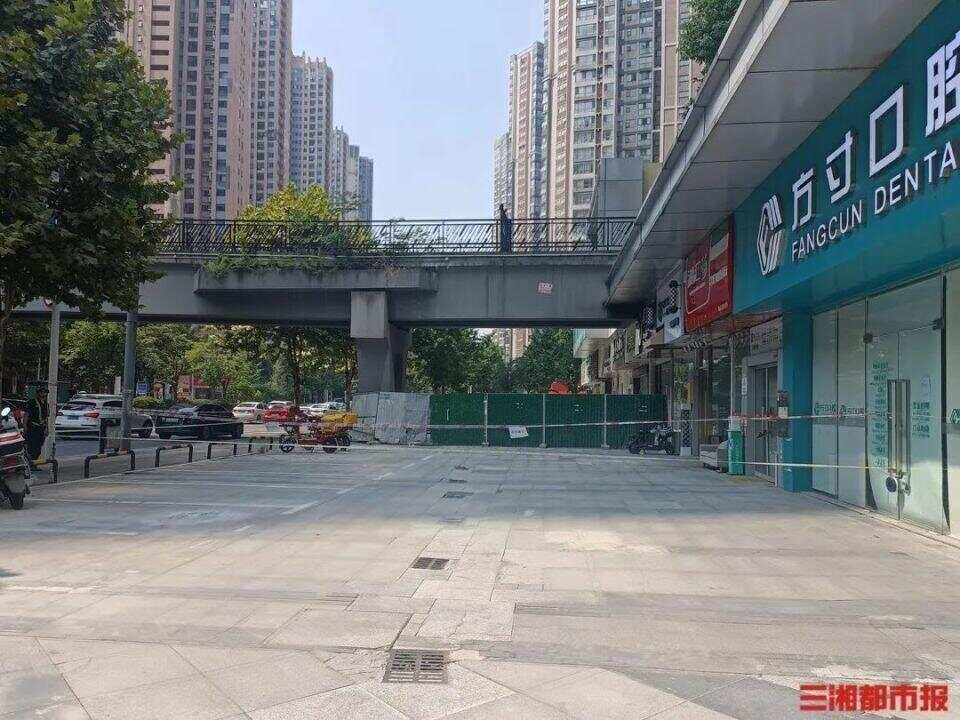 21岁女子疑被外墙脱落物砸死,家属:傍晚外出散步发生意外-第1张图片 21岁女子疑被外墙脱落物砸死,家属:傍晚外出散步发生意外-第1张图片