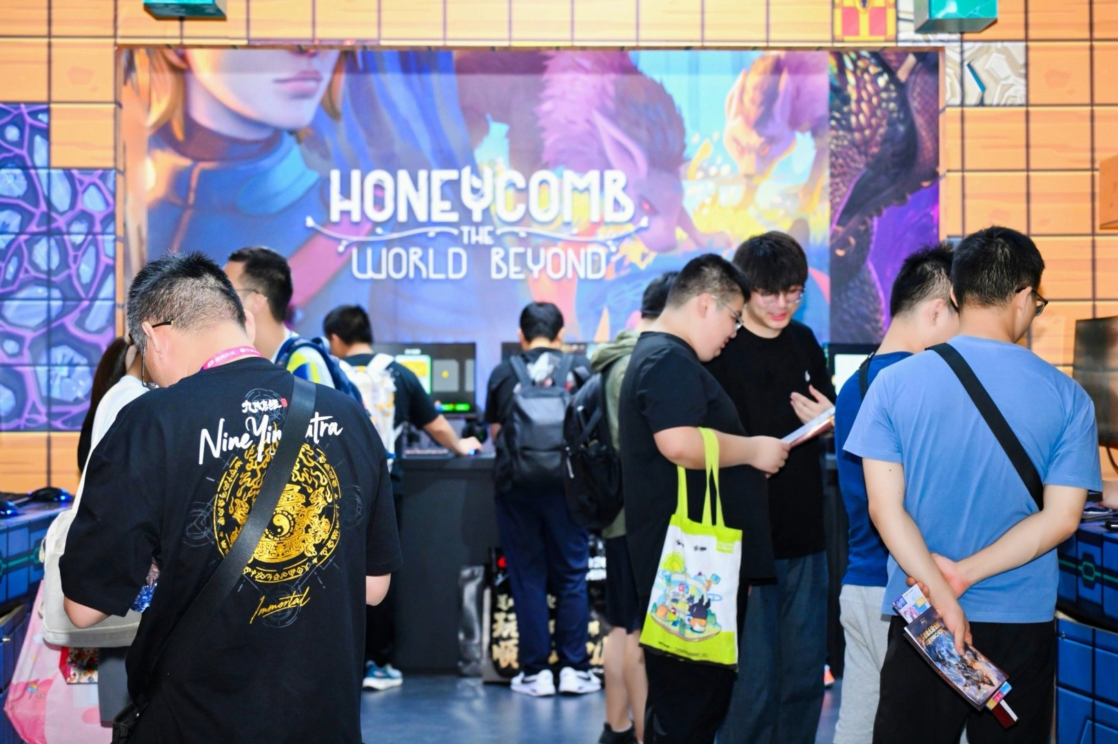 《蜂巢:异星物语》ChinaJoy试玩热度持续攀升,治愈生存魅力引发玩家围观-第2张图片 《蜂巢:异星物语》ChinaJoy试玩热度持续攀升,治愈生存魅力引发玩家围观-第2张图片